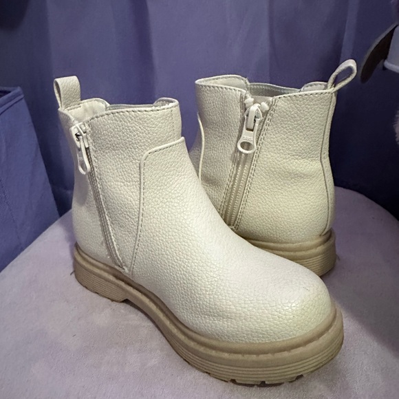 White toddler boot - Picture 2 of 3